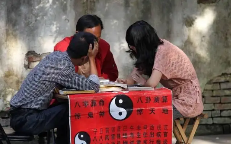 妙龄女子"算卦瘾"