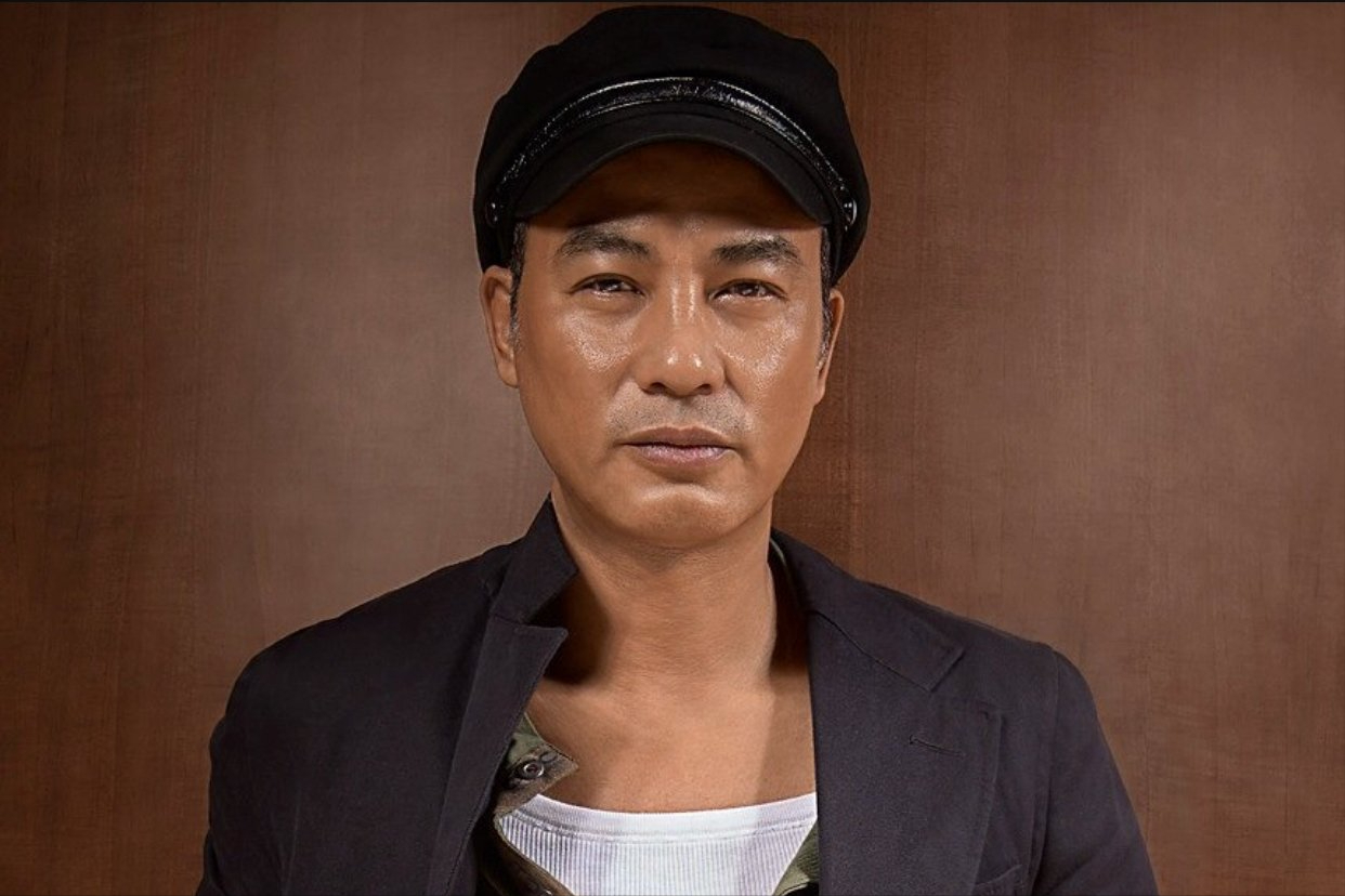 任达华完成行程之后,打开一本书的内刊,然后就发现了一个很合眼缘的