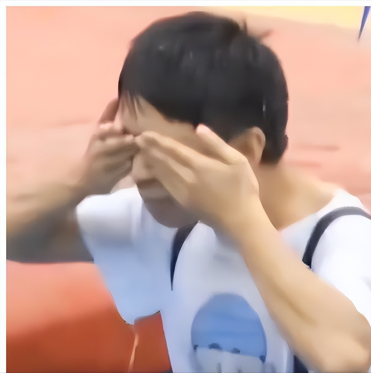 他和自己的室友周翔宇组成了名为"羌族双煞"的双人组合.