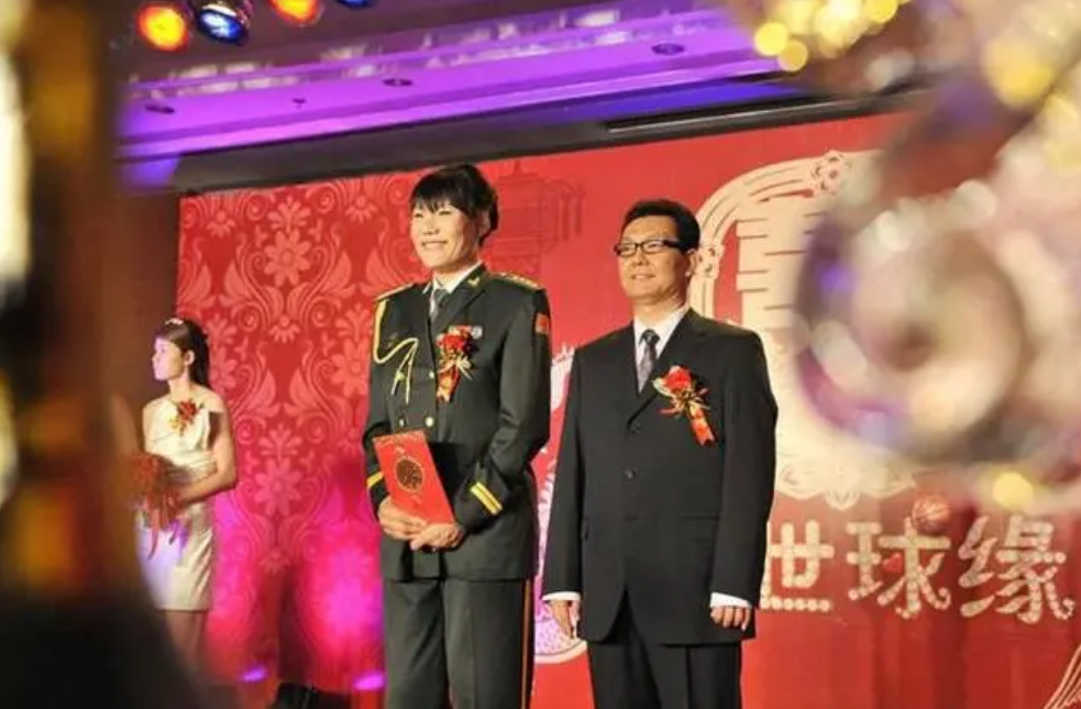 回顾41岁郑海霞在鲁豫节目公开征婚10年嫁给粉丝连办4场婚礼