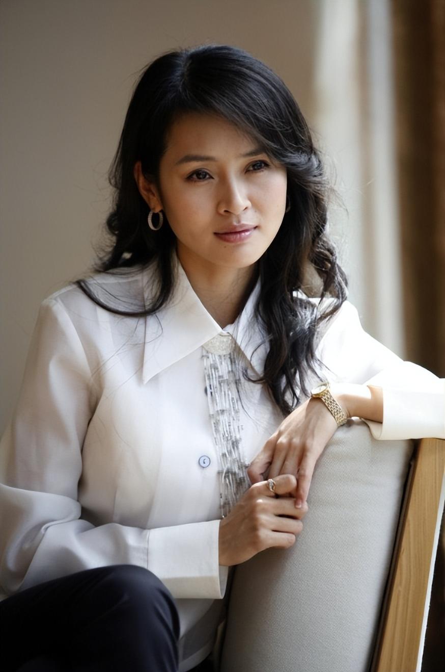 回顾于明加闪婚嫁大7岁老公结婚14年和女儿同框像姐妹