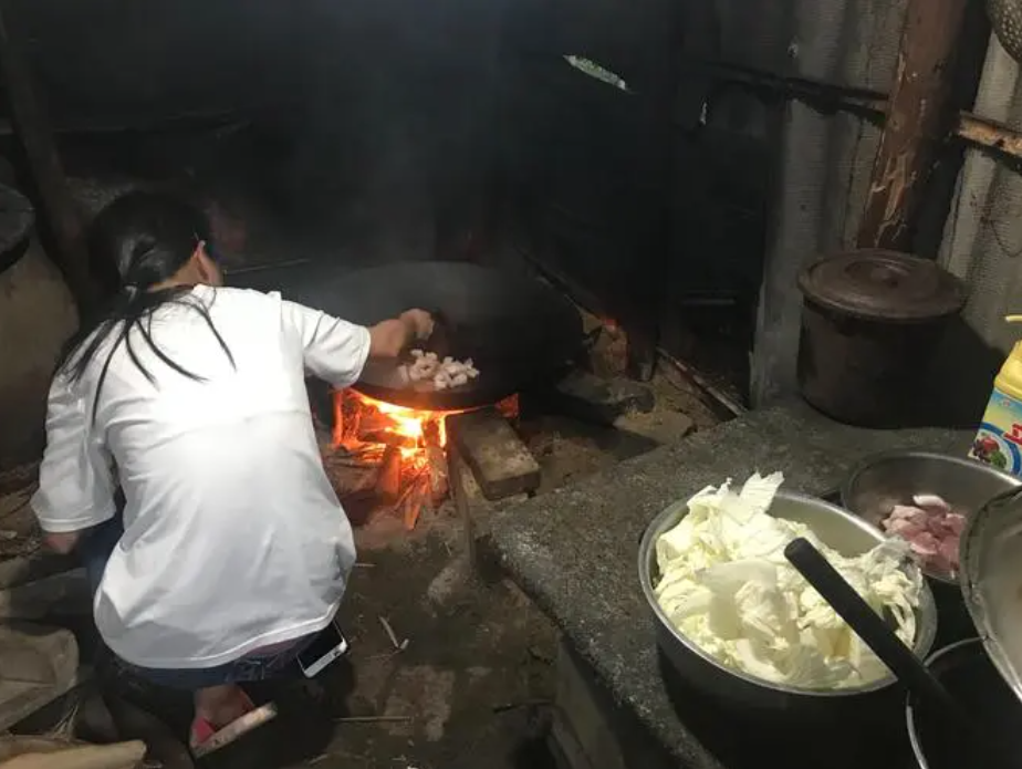 供她上大学转身就跟亲妈远走多年以为是白眼狼没想到回来了