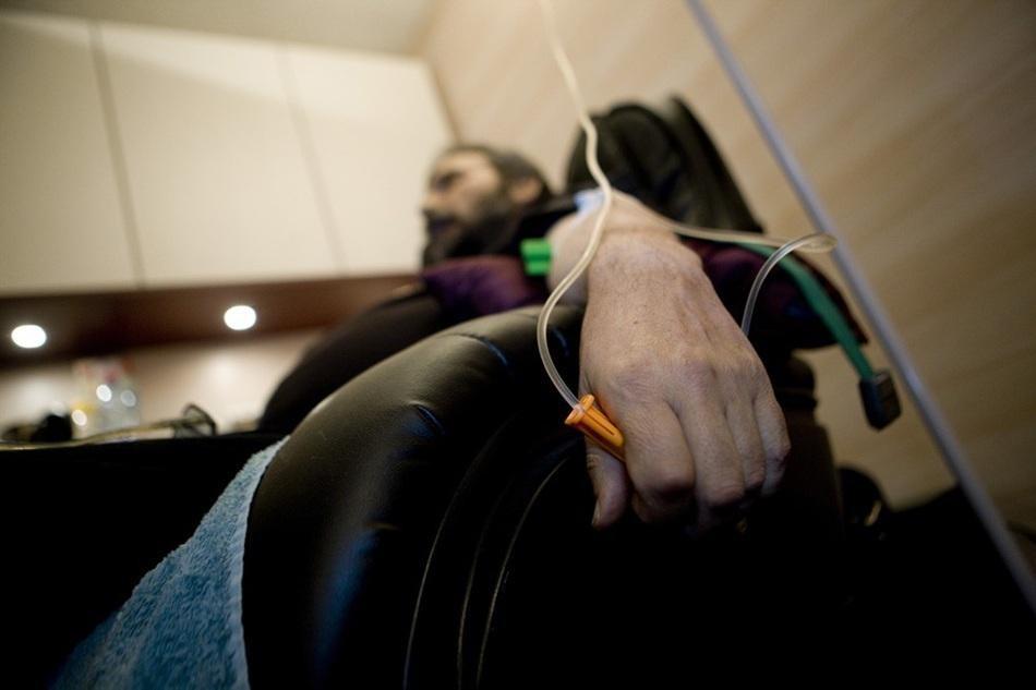 回顾女子安乐死全过程从清醒到结束仅4分钟一句遗言令人泪目