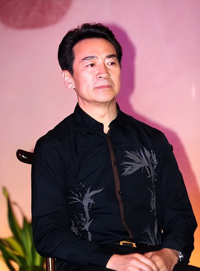 回顾69岁寇振海现状白发老态儿子上高中妻子风韵犹存