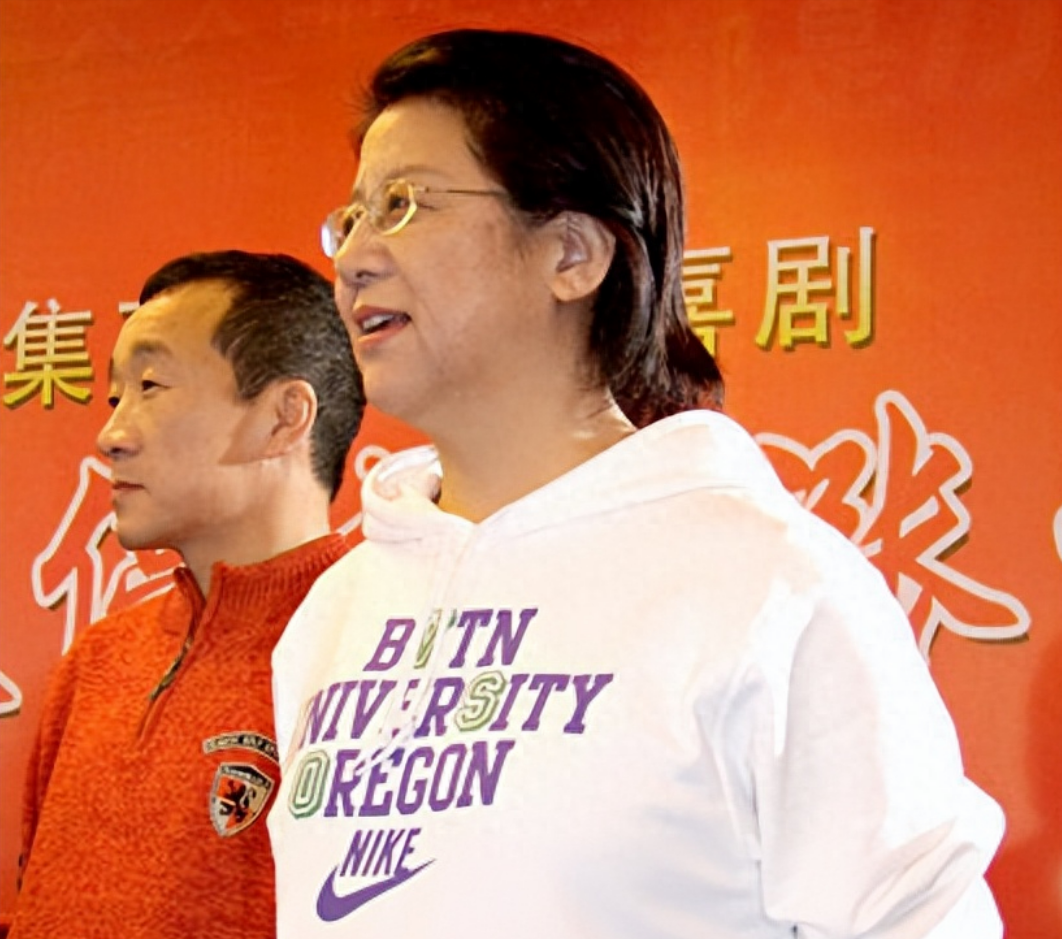 回顾导演娄乃鸣嫁小7岁丈夫患乳腺癌乳房遭切除如今怎样了
