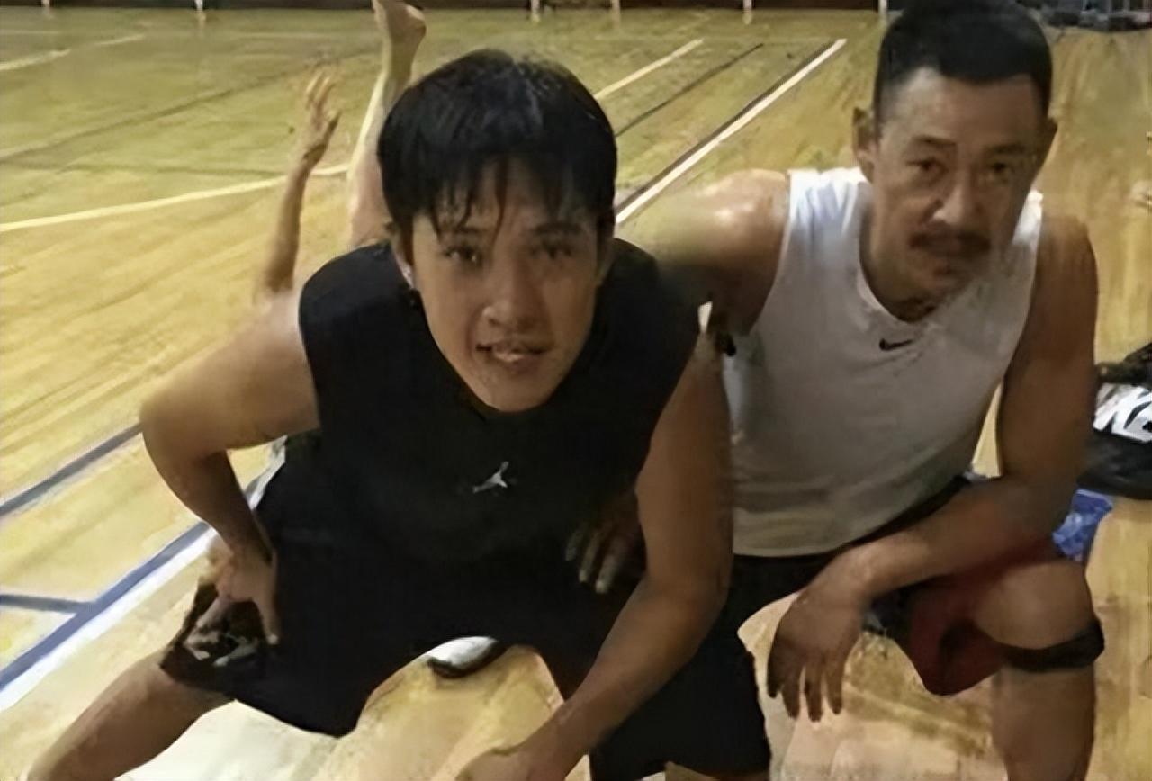 回顾霍凡被丈夫张丰毅宠溺结婚29年无儿女用爱温暖了继子