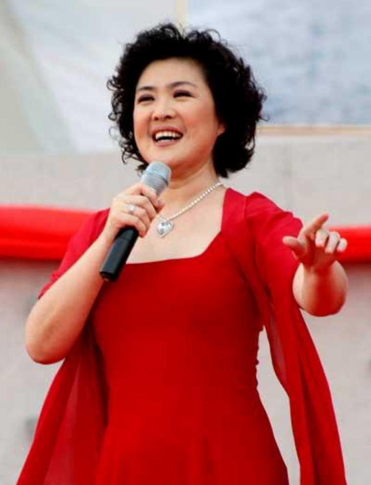 作为我国非常优秀的一位女高音歌唱演员著名歌唱家万山红不仅深受大众