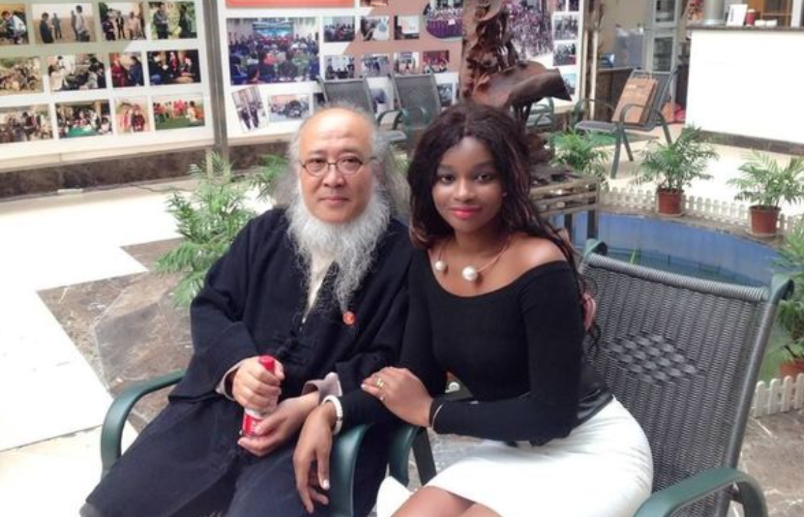 就这样,杨彦踏上了非洲寻找雕塑少女的路途,他背着画板在尼日利亚