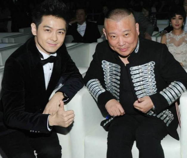 两人实际年龄上只相差一岁,但当1973年的郭德纲和1974年的林志颖同台