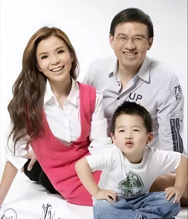 朱迅和丈夫王志相识于2003年的一档节目,虽然王志比她大8岁,但她见