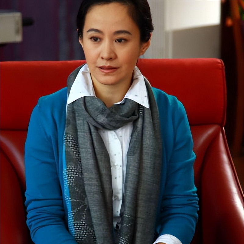 剧雪对才华斐然的何群充满崇拜之情.