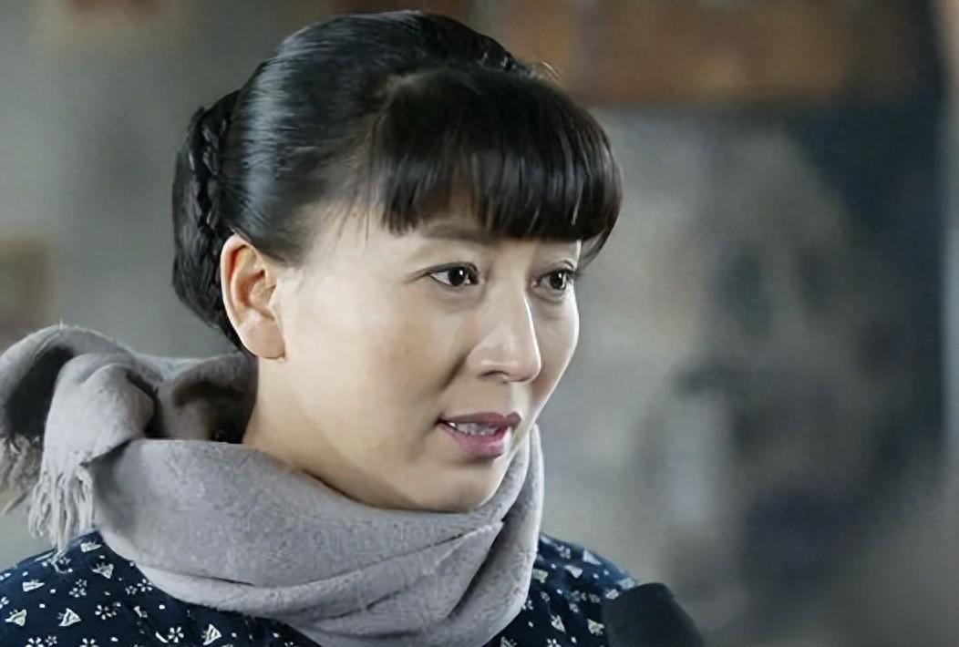 回顾闫学晶45岁时产下一女比孙子才大7岁