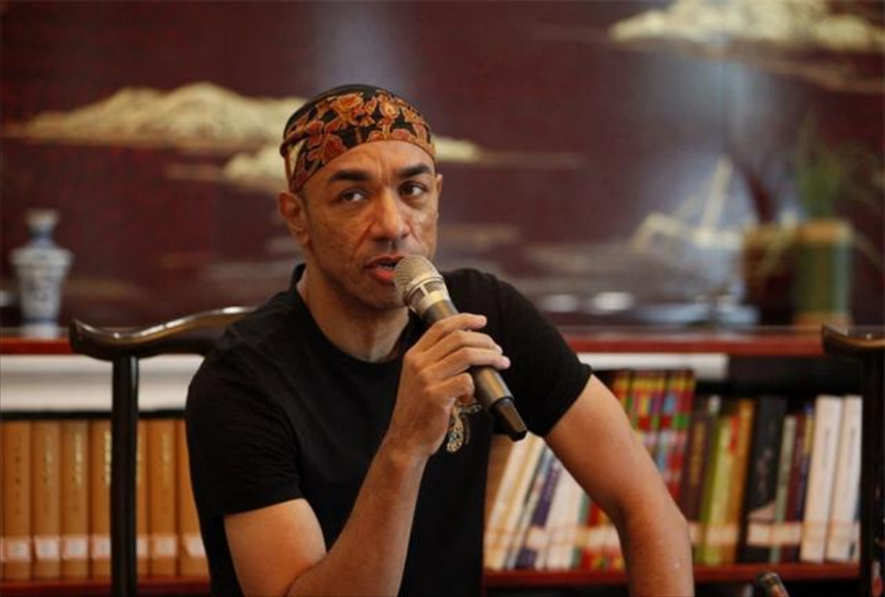 马克怀揣对美国生活的美好幻想,却阴差阳错来到中国.