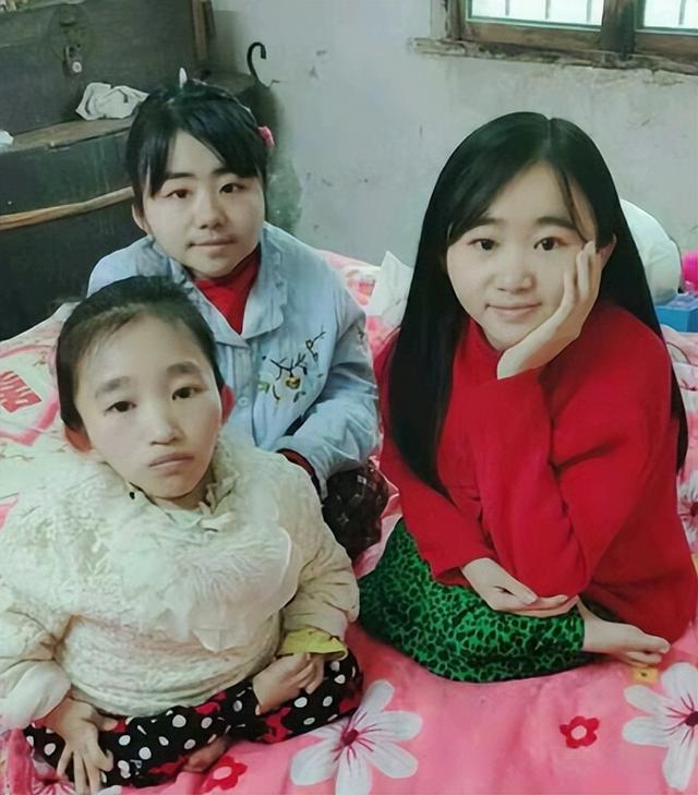 回顾重庆夫妻生3个瓷娃娃个个嫁不出去父母照顾30多年