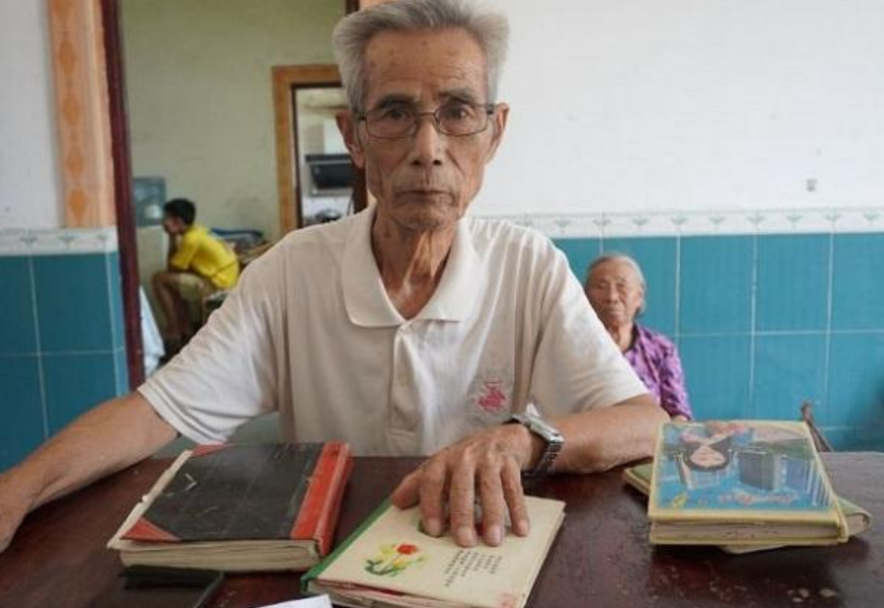 当汪康夫得知面前的年轻人是记者之后,小心翼翼的说道:"你,能帮我一个