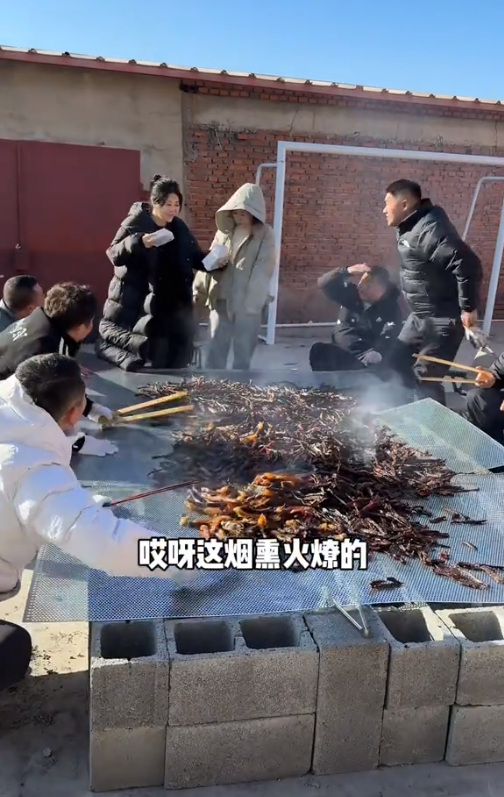 茅台当料酒包子包金条海鲜当米吃这两个美食博主什么来头