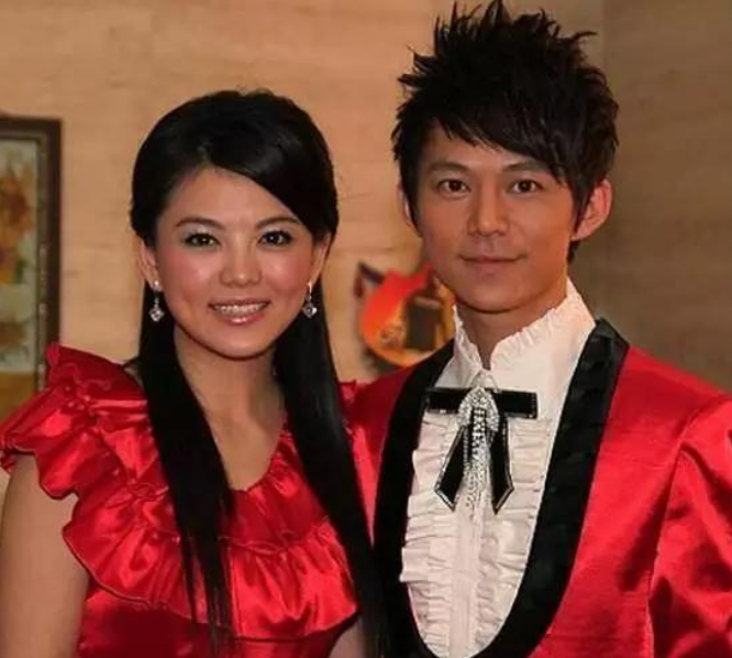 1998年何炅离开央视,加盟湖南卫视主持《快乐大本营》栏目,那时这档