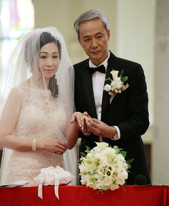 面对着媒体的报道,陈荣峻承认了与吴香伦的恋爱关系.