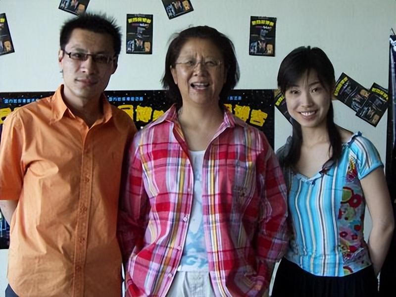 回顾导演娄乃鸣嫁小7岁丈夫患乳腺癌乳房遭切除如今怎样了