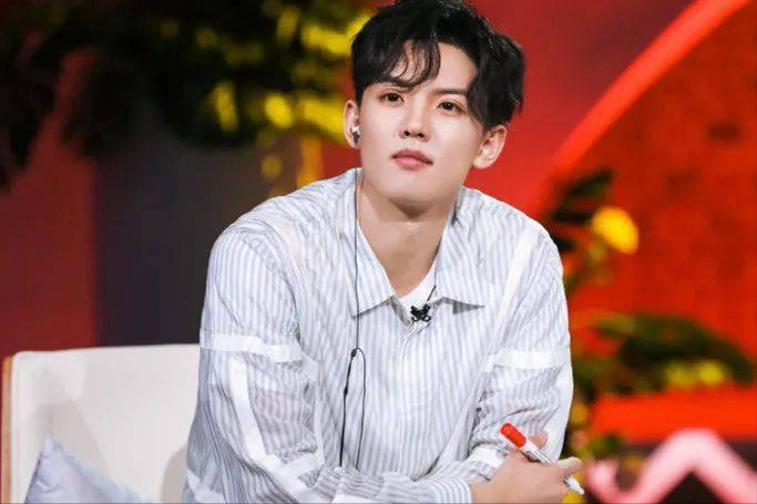 回顾22岁英年早婚为挣学费进入娱乐圈他活成了小说里的男主角