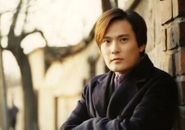 回顾张信哲56岁仍单身唱了半生情歌的他竟只有一个过去