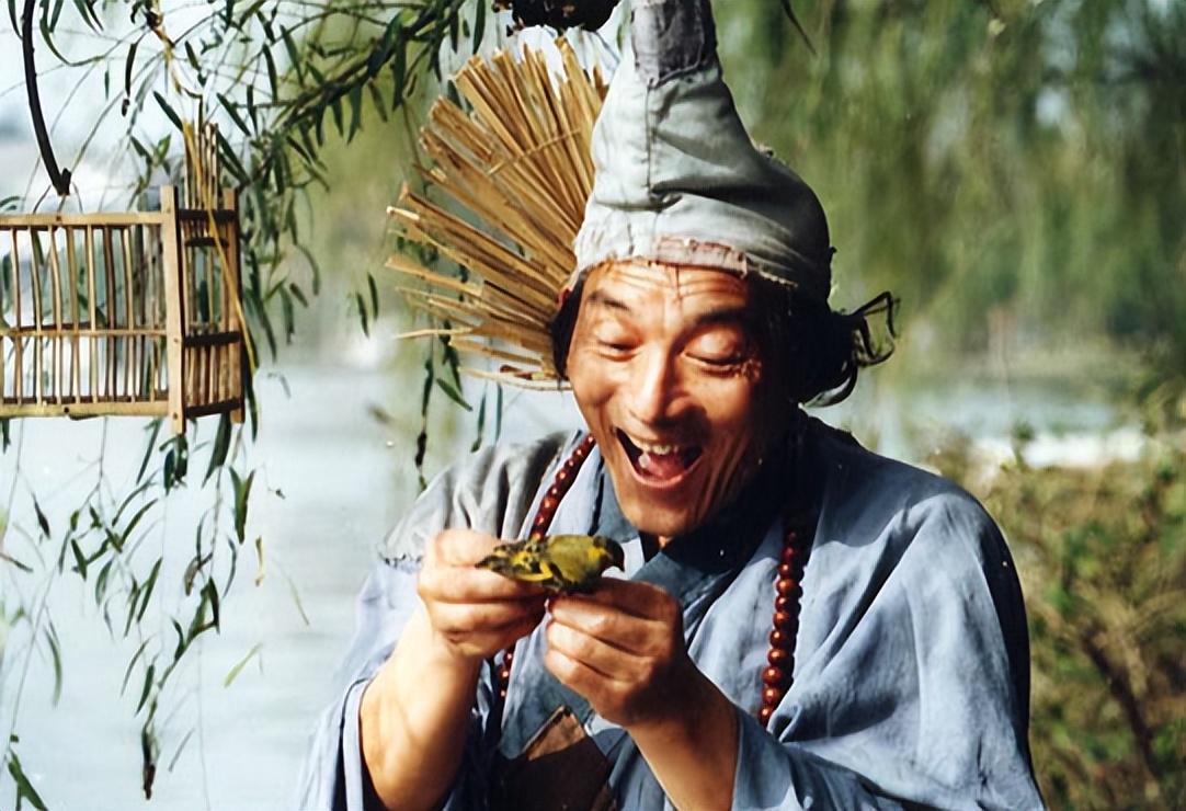 "济公"这个角色对于游本昌来说,也一定是意义非凡,多年来自己总在跑