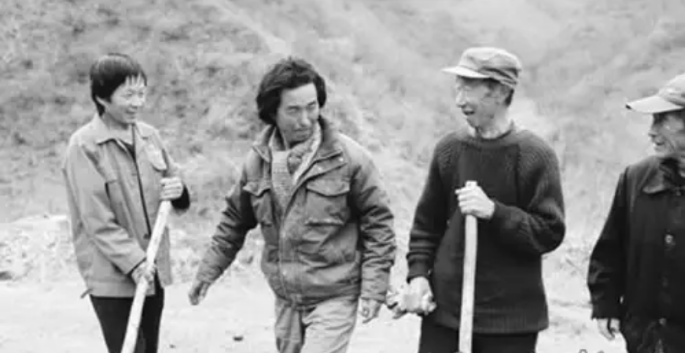 1998年,著名战地记者唐师曾出版了《我钻进了金字塔》,此书一经发布