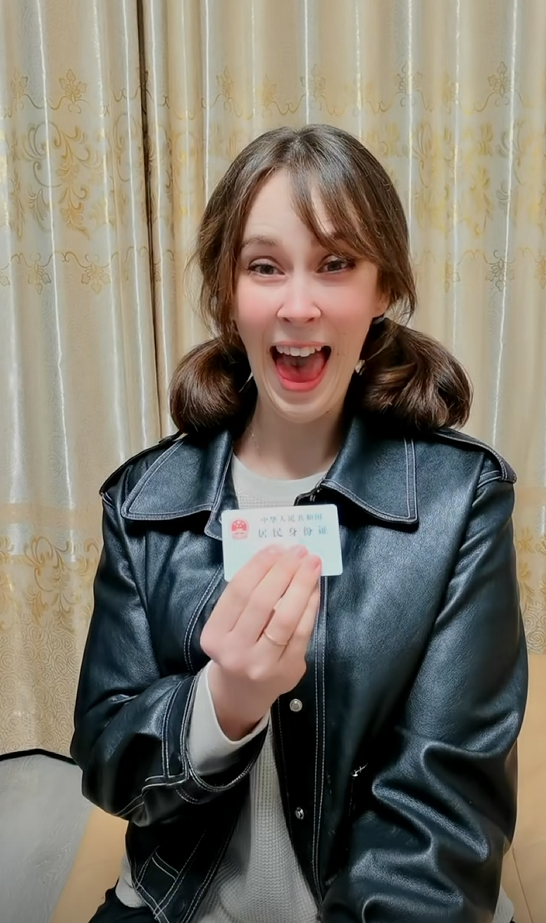 回顾湖北小伙网恋俄罗斯美女零彩礼娶回家现盼着媳妇拿到绿卡