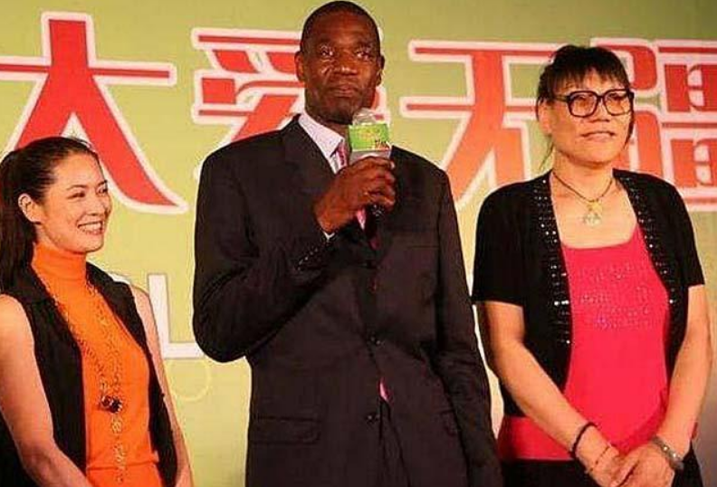 回顾41岁郑海霞在鲁豫节目公开征婚10年嫁给粉丝连办4场婚礼