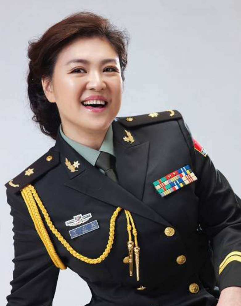 作为我国非常优秀的一位女高音歌唱演员著名歌唱家万山红不仅深受大众