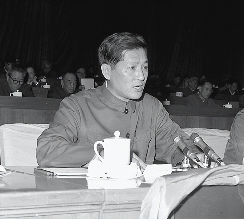 他曾担任3个直辖市市委书记,40岁官至副国级,43岁粉碎重大阴谋