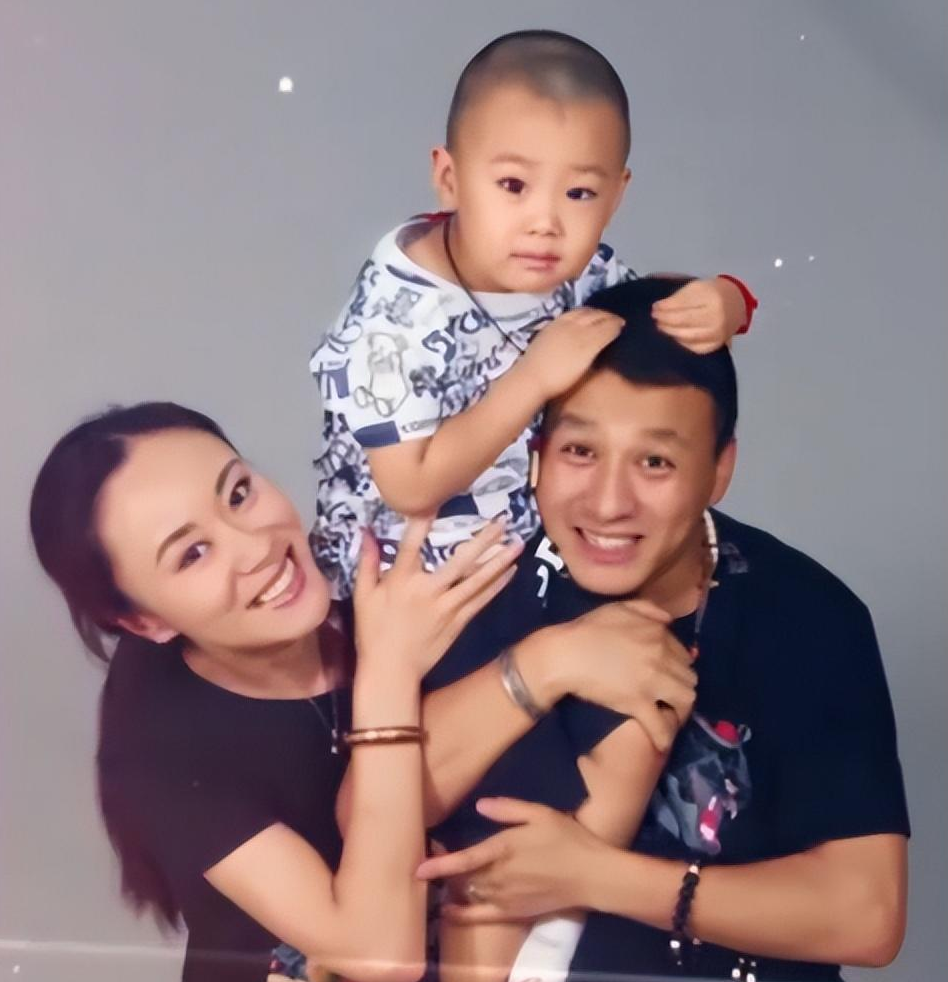 回顾毛乐拍戏受伤卧床7个月妻子对其不离不弃一家三口其乐融融