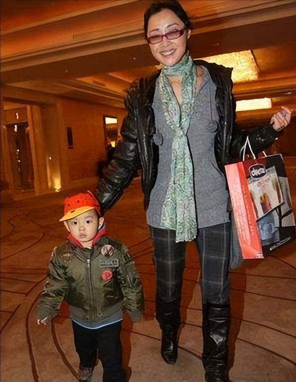 刘蓓三婚携子再嫁前夫亲儿子是她的骄傲明星继子让她烦恼