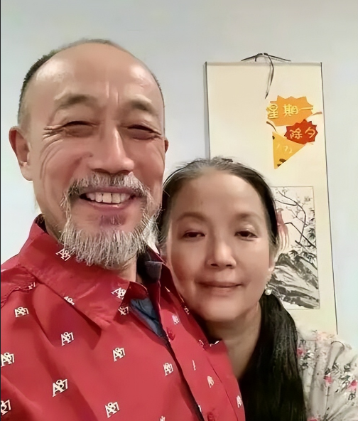 的儿子视如己出,与吕丽萍婚后没有再要孩子,如今仍幸福的生活在一起