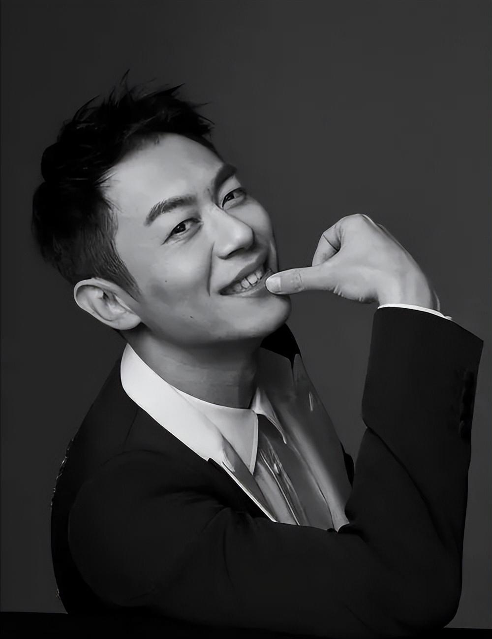 这就不禁让我们,更加喜欢那些荷尔蒙爆棚的男明星.