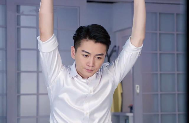 许多80后,90后都是看着严屹宽的电视剧长大的.