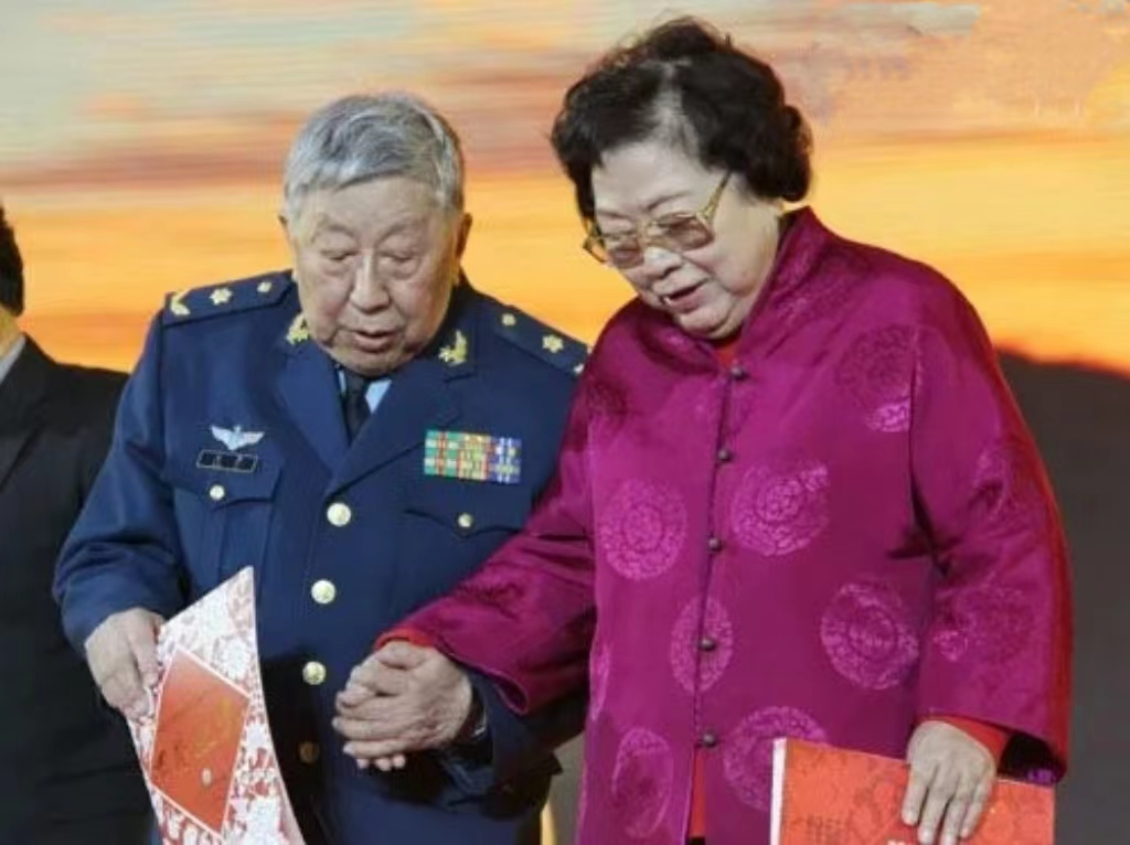 回顾导演娄乃鸣嫁小7岁丈夫患乳腺癌乳房遭切除如今怎样了