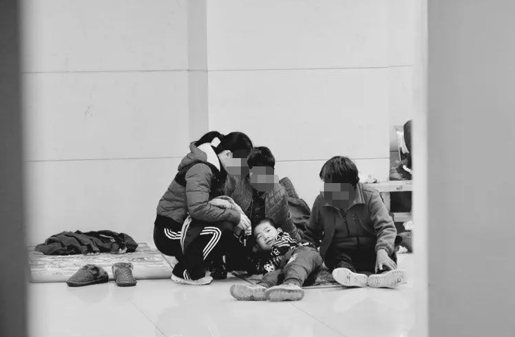 然而,姥姥还没说完,奶奶就面无表情的说,孩子不救,直接扔了.