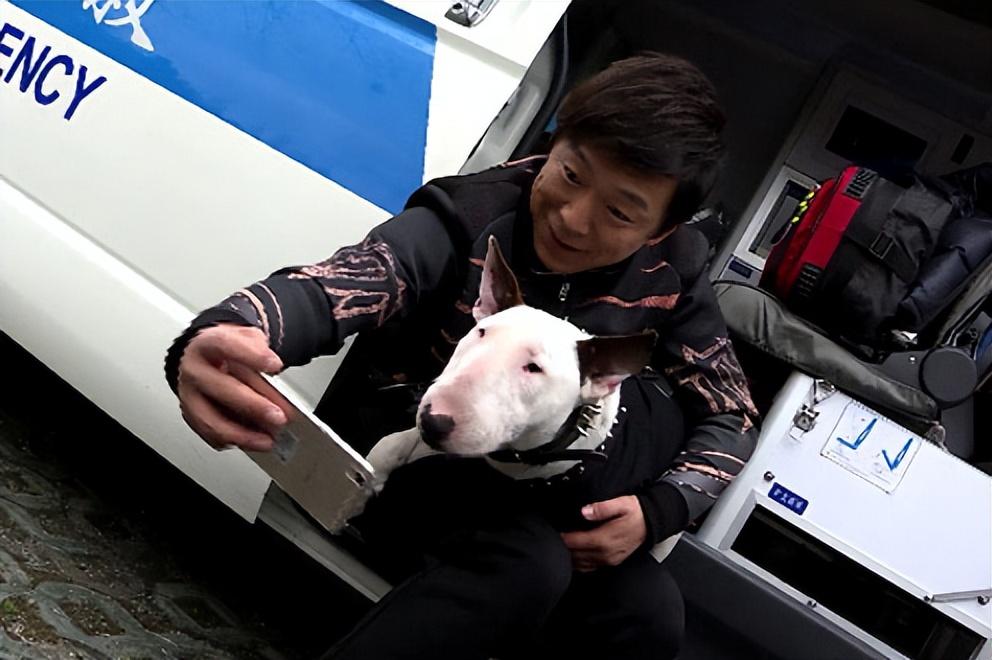 首先是颜王孙红雷,他与"牛头梗"的撞脸早在《极挑》中就被黄渤所调侃