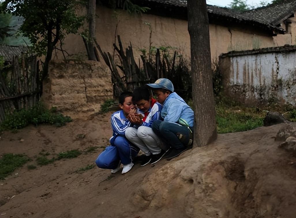 小学六年级开始,昆鹏就一个人去镇上上学了.