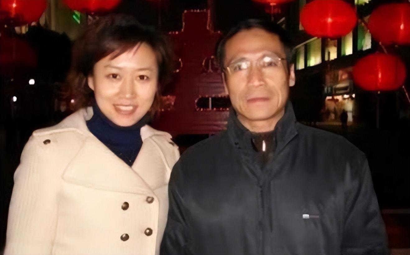 12月,祁骥终于提前下班,为魏笑精心准备了烛光晚餐,餐后他单膝下跪向