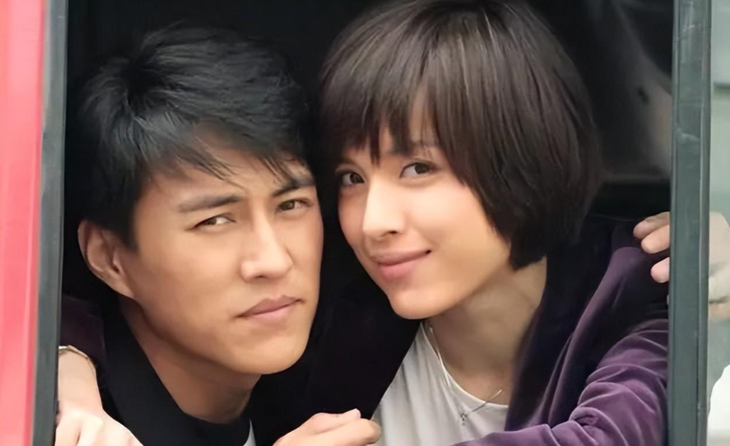 他们俩虽是同班同学,但靳东比隋俊波大了三岁,因为靳东并不是应届生考