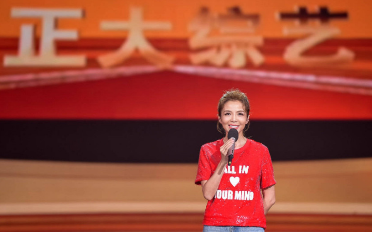 回顾央视朱迅母亲去世朱迅两次抗癌其母亲只陪了女儿30分钟