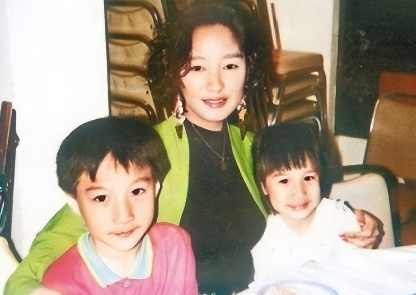 1983年雪梨生下了儿子,1985年雪梨又生了一个女儿,刚刚成年已经是两个