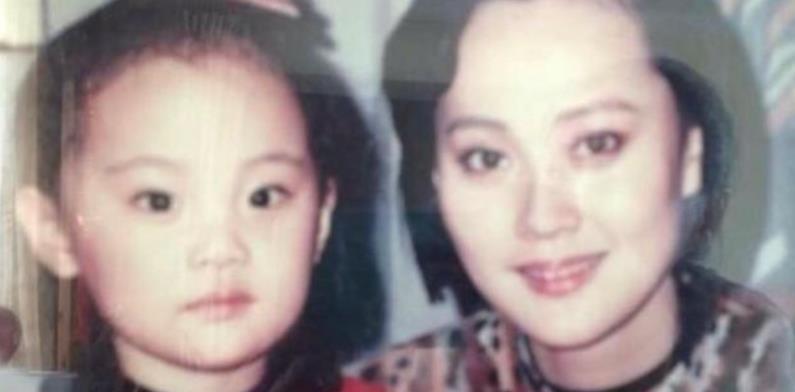 小时候的宋佳是一个活泼开朗的孩子,喜欢户外活动,经常和小伙伴们在