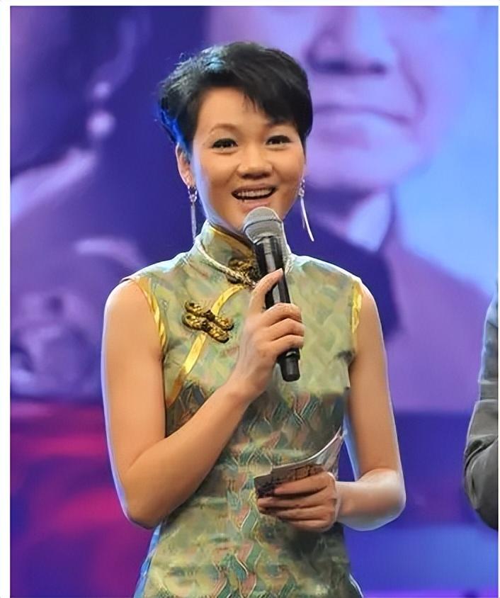 那时郭德纲还是一个默默无闻的小角色,而周群已经是一个家喻户晓的女