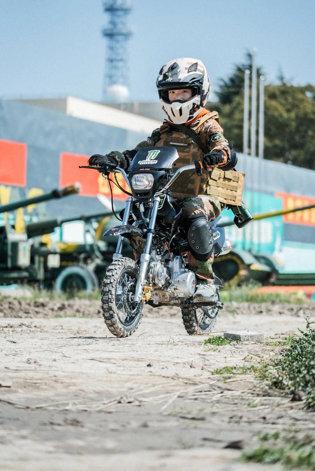 在这个活动中,孩子将驾驶卡丁车,穿越曲折的泥地赛道,感受风驰电掣的