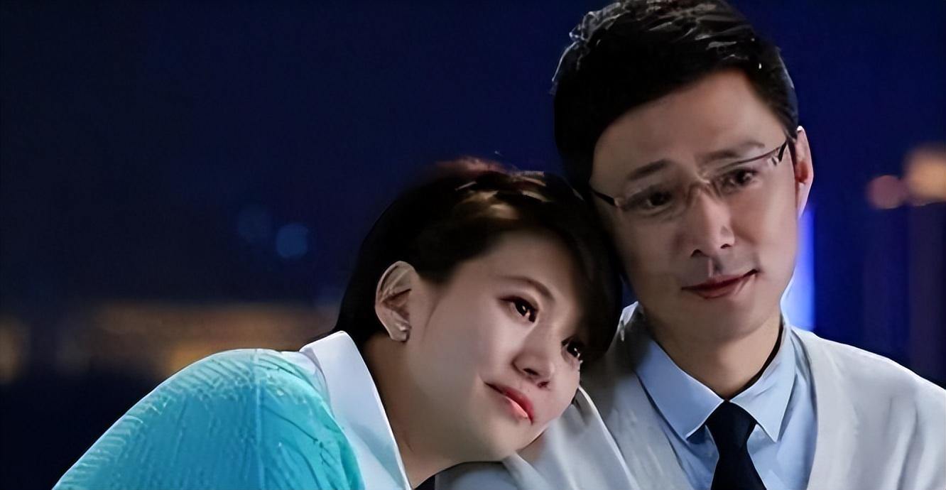 两人在演艺圈闯荡时相识,高鑫因影视剧《情深深雨濛濛》而声名鹊起,剧