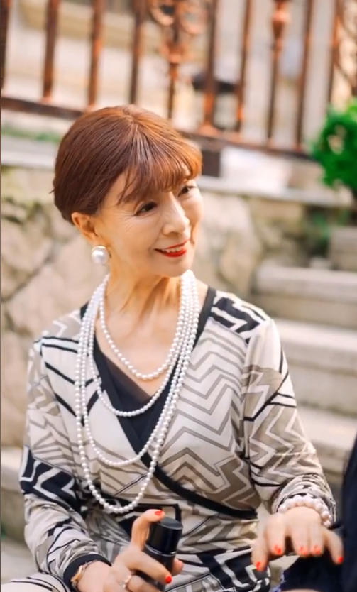 直到2019年,汪奶奶参加了一档综艺选秀节目《中国达人秀》,正式走进了