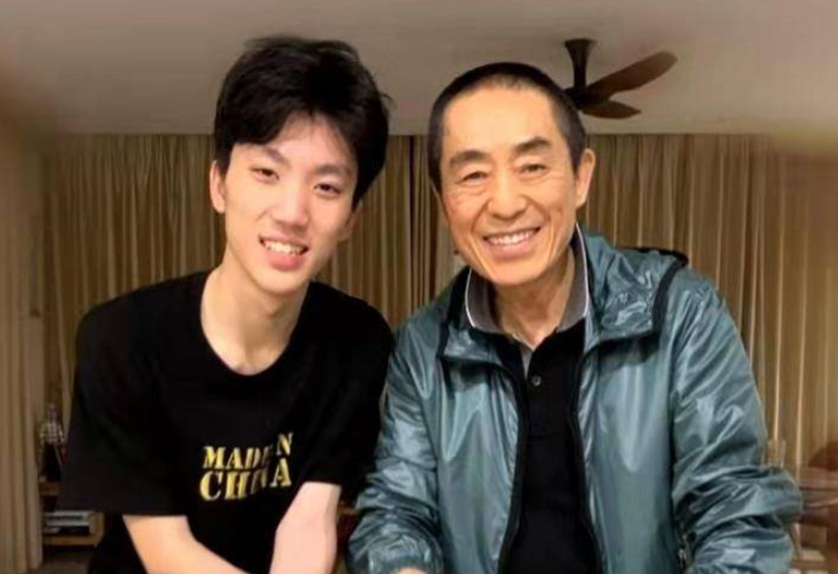 原来他是张艺谋的儿子18岁能拿下最佳导演奖成为父母骄傲
